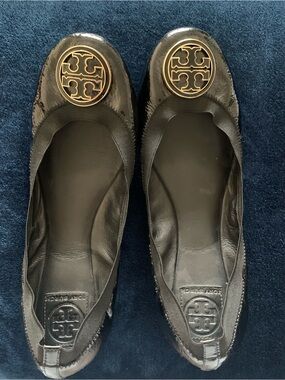 Rare Size10.5 Tory Burch Black Patent Leather Logo Ballet Flats with Gold Emblem